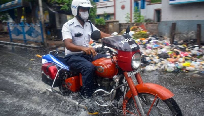 সাতসকালেই হাঁটুজলে ডুবল শহর কলকাতা। সারা রাতের বিক্ষিপ্ত বৃষ্টিতে কার্যত জলমগ্ন শহর।