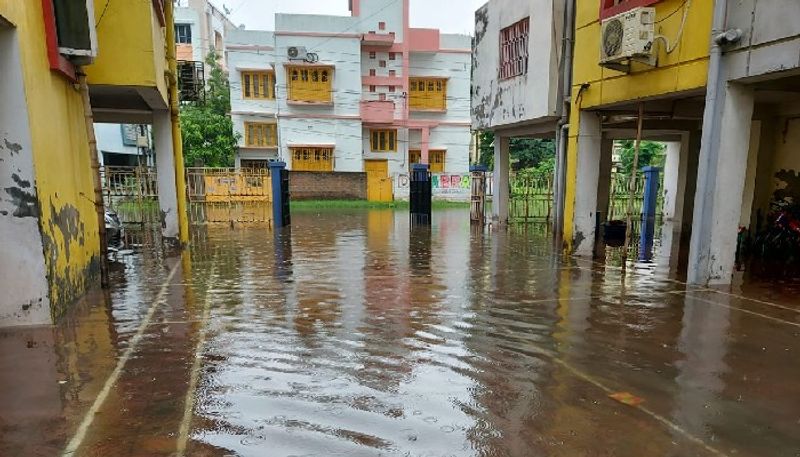 ১৭ তারিখ পর্যন্ত মৎস্যজীবীদের সমুদ্রে যেতে নিষেধ করা হয়েছে। কলকাতাতে মেঘলা আকাশ ও বিক্ষিপ্ত বৃষ্টি হবে। তবে কলকাতার তাপমাত্রা খুব একটা বাড়বে না।