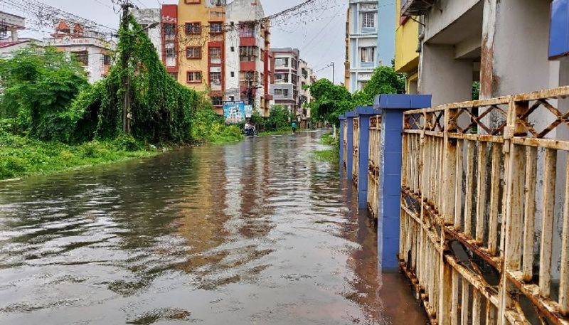 পশ্চিমবঙ্গের উপরে আর একটি ঘূর্ণাবর্ত রয়েছে। এর ফলে দক্ষিণ ও উত্তরবঙ্গের সব জেলাতে হালকা মাঝারি বৃষ্টি হবে।