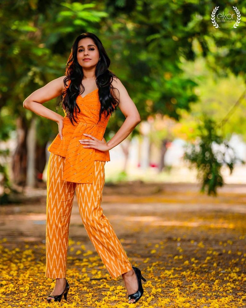 రష్మీ బుల్లితెరకు పరిచయమై దాదాపు . 8సంవత్సరాలు అవుతుంది. 2013లో మొదలైన జబర్దస్త్ ద్వారా ఆమె బుల్లితెర ఎంట్రీ ఇచ్చారు. అంటే దాదాపు దశాబ్ద కాలంగా రష్మీ గౌతమ్ అందాలు చూస్తూ గడిపేస్తున్న ప్రేక్షకులకు ఆమె కొత్తగానే కనిపిస్తున్నారు.