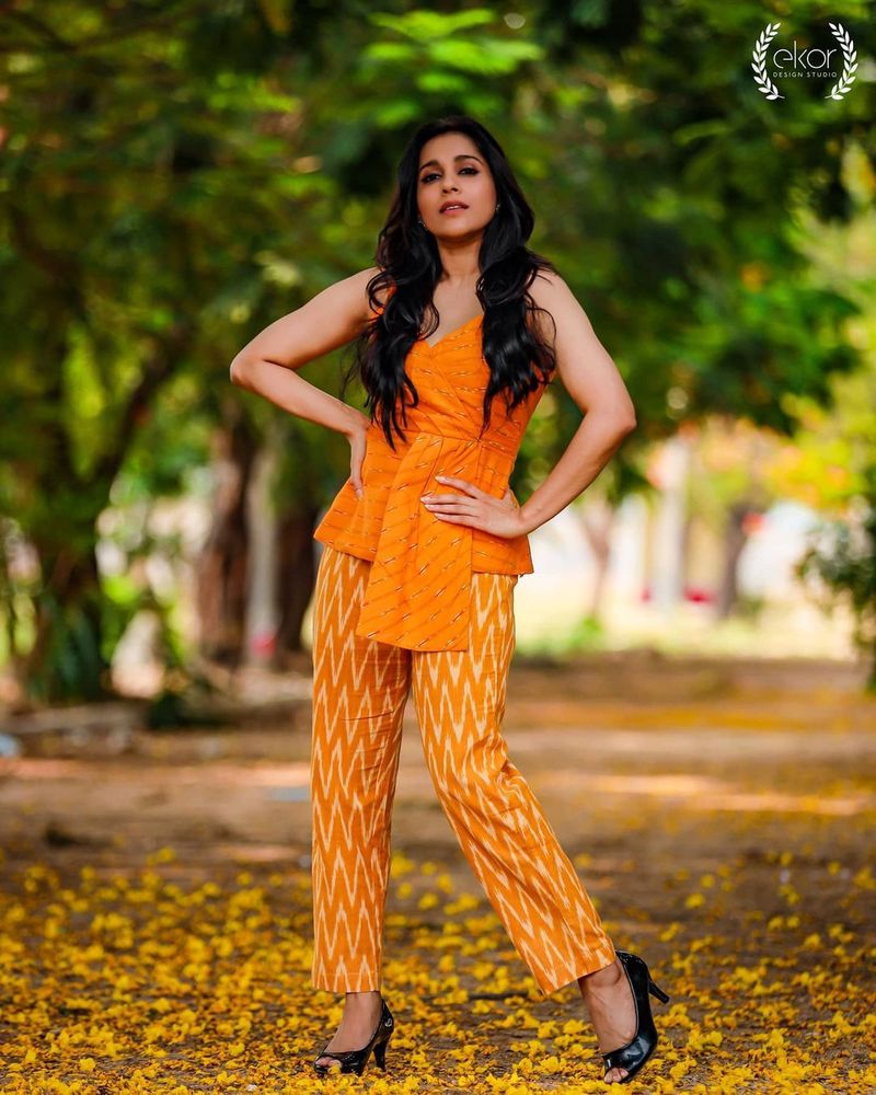 టాప్ యాంకర్స్ లో ఒకరిగా కొనసాగుతున్న రష్మీకి స్టార్ హీరోయిన్స్ కి ఏమాత్రం తగ్గని ఫాలోయింగ్ కలిగివున్నారు. ఆమె సోషల్ మీడియా అకౌంట్స్ ని లక్షలలో ఫాలో అవుతున్నారు.