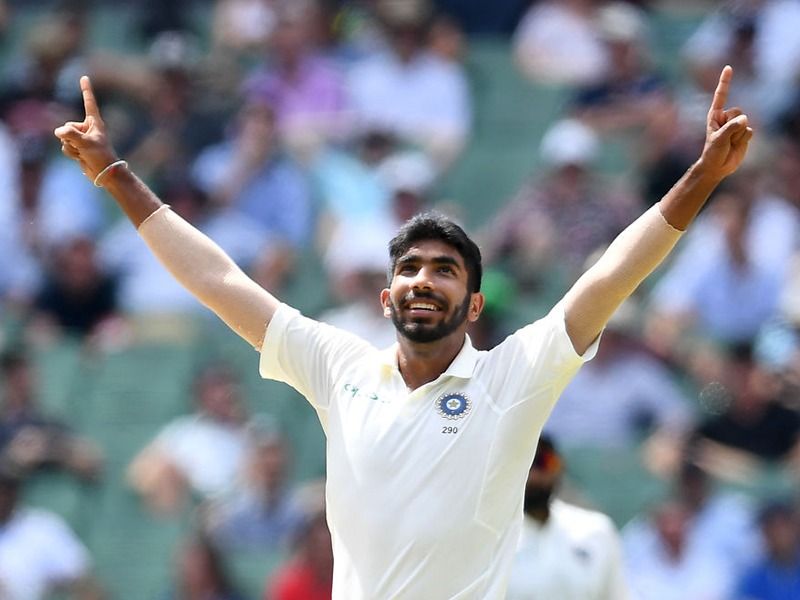 బౌలింగ్ స్టాట్స్...
ప్రపంచ టెస్టు చాంపియన్షిప్ ఆరంభం నుంచి ప్రపంచంలోనే అత్యుత్తమ ఫాస్ట్ బౌలింగ్ విభాగం భారత్ది. వికెట్లు పడగొట్టే విషయంలో భారత బౌలర్లు ముందున్నారు. ప్రతి 42.9 బంతులకు భారత్ ఓ వికెట్ పడగొట్టింది. ఇదే సమయంలో న్యూజిలాండ్ బౌలర్లు 55.3 బంతులకు ఓ వికెట్ తీసుకున్నారు. ఓ వికెట్ కోసం భారత బౌలర్ల కంటే రెండు ఓవర్లు అదనంగా కివీస్ బౌలర్లు వేయాల్సి వచ్చింది. ఎకానమి విషయంలో కివీస్ బౌలర్లు ముందున్నారు. 2.67 ఎకానమి న్యూజిలాండ్ది కాగా.. భారత బౌలర్లు 3.0 ఎకానమితో పరుగులు ఇచ్చారు. భారత బౌలర్లు వికెట్లపై మెరుపు దాడి చేసేందుకు మొగ్గుచూపగా.. న్యూజిలాండ్ బౌలర్లు కాస్త సంయమనం పాటించారు!.
డబ్ల్యూటీసీ సైకిల్లో భారత బౌలర్లు వికెట్లపైకి 20.05 శాతం బంతులు సంధించారు. 17.45 శాతం బంతులతో న్యూజిలాండ్ కేవలం బంగ్లాదేశ్ కంటే మెరుగ్గా ఉంది. స్వదేశంలో స్పిన్నర్లు పనిభారం తీసుకుంటే.. విదేశీ టెస్టుల్లో పేసర్లు బాధ్యత తీసుకున్నారు. లెగ్ సైడ్ అదనపు ఫీల్డర్ను మొహరించి వికెట్లపైకి దాడి చేశారు. ప్రత్యేకించి ఆస్ట్రేలియాలో ఈ వ్యూహంతో భారత బౌలర్లు గొప్ప ఫలితం రాబట్టారు.