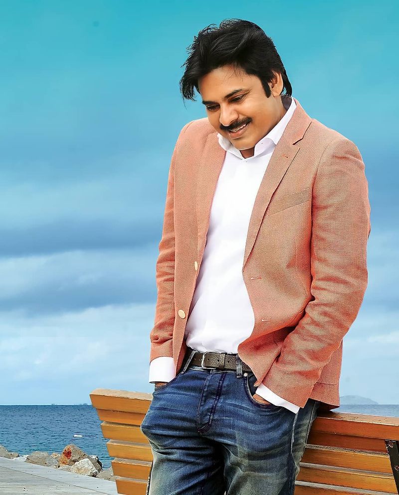 పెద్ద స్టార్ అయినప్పటికీ పవన్ తనని తాను గొప్పగా చెప్పుకోడు. నటనలో, డాన్స్ లలో మిగతా వారికంటే నేను వెనుకే అని ఒప్పుకుంటారు. ఆయన ఫ్యాన్స్ మాత్రం మీరు తెరపై కనిపిస్తే చాలు మాకు పండగే అంటూ ఉంటారు.