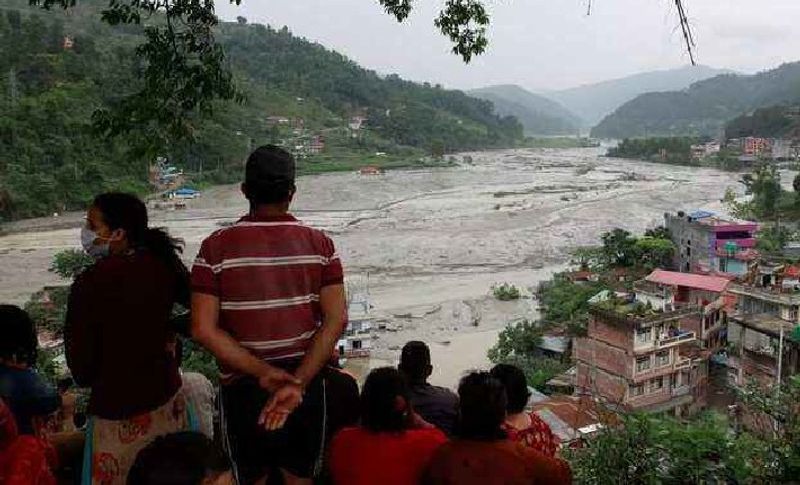 बिहार मौसम विभाग ने चेतावनी दी है कि अगले दो से तीन दिन में प्रदेश के लिए भारी तबाही भरे हो सकते हैं। विशेषज्ञों ने र भारी बारिश की संभावना जताई है। जिसके चलते प्रदेश सरकार और आपदा प्रबंधन विभाग को पूरी तरह अलर्ट पर हो गए हैं।
