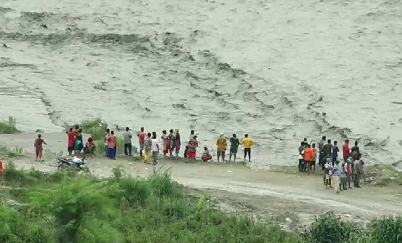 बता दें कि कोसी, सीमांचल और पूर्वी बिहार के जिलों में बुधवार को भी दिन भर बादल छाए रहे। कहीं हल्की बूंदाबांदी तो कही तेज बारिश हुई। वहीं जमुई और बांका जिले में बारिश के दौरान बिजली गिरने से दो लोगों की मौत हो गई। नेपाल सीमा से लगीं नदियों के जलस्तर में लगातार वृद्धि हो रही है।