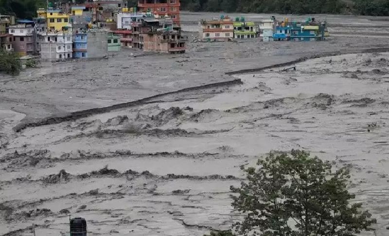 बता दें कि नेपाल में बारिश से बाढ़ की यह सभी तस्वीरे बिहार सीमा से लगे नेपाल जिले की हैं। जिनसे अब प्रदेश सरकार और लोगों की चिंता बढ़ गई है। यहां भारी बारिश से सिर्फ लोगों की जान ही नहीं गई है, बल्कि सिंधुपालचोक में दो कंक्रीट पुल और पांच से छह सस्पेंशन पुल तबाही मं टूट गए हैं।