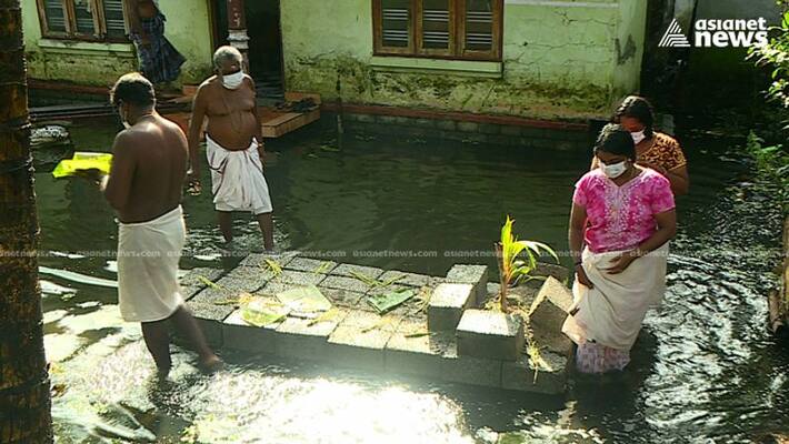 people of kuttanad forced to complete cremation rituals in drowned areas people of kuttanad forced to complete cremation rituals in drowned areas