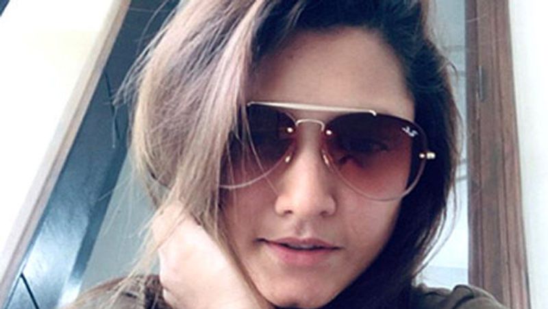 तानिया भाटिया
पंजाब की रहने वाली तानिया भाटिया टीम इंडिया की एक शानदार विकेटकीपर बल्लेबाज हैं। उनके पास शानदार क्रिकेट स्किल्स और अच्छे लुक का बेहतरीन कॉबिनेशन हैं। उन्होंने कॉलेज के समय में युवराज सिंह के पिता योगराज सिंह से ट्रेनिंग ली थी। तानिया भाटिया ने 2018 में अंतरराष्ट्रीय क्रिकेट में डेब्यू किया था। 