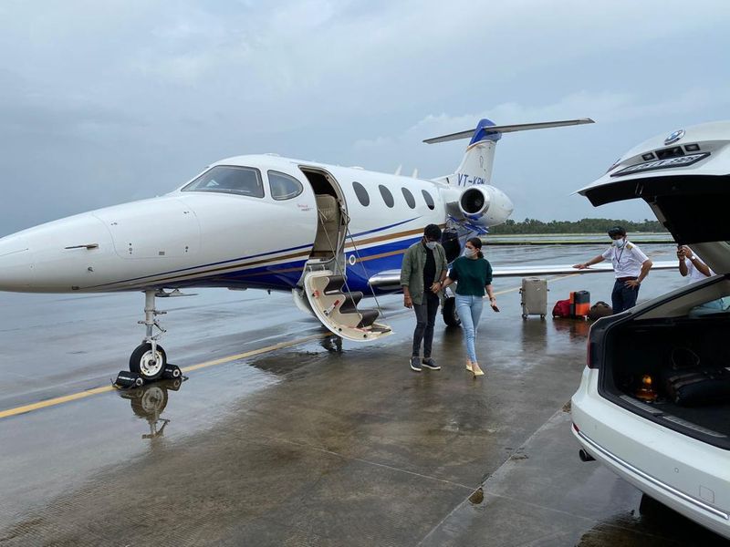 கொச்சிக்கு செல்வதற்காக இந்த இணை பிரியாத காதல் ஜோடிகள் இருவரும், விமான நிலையத்திற்கு வந்த போது, எடுக்கப்பட்ட புகைப்படங்கள் படு வைரலாகி வருகிறது.
