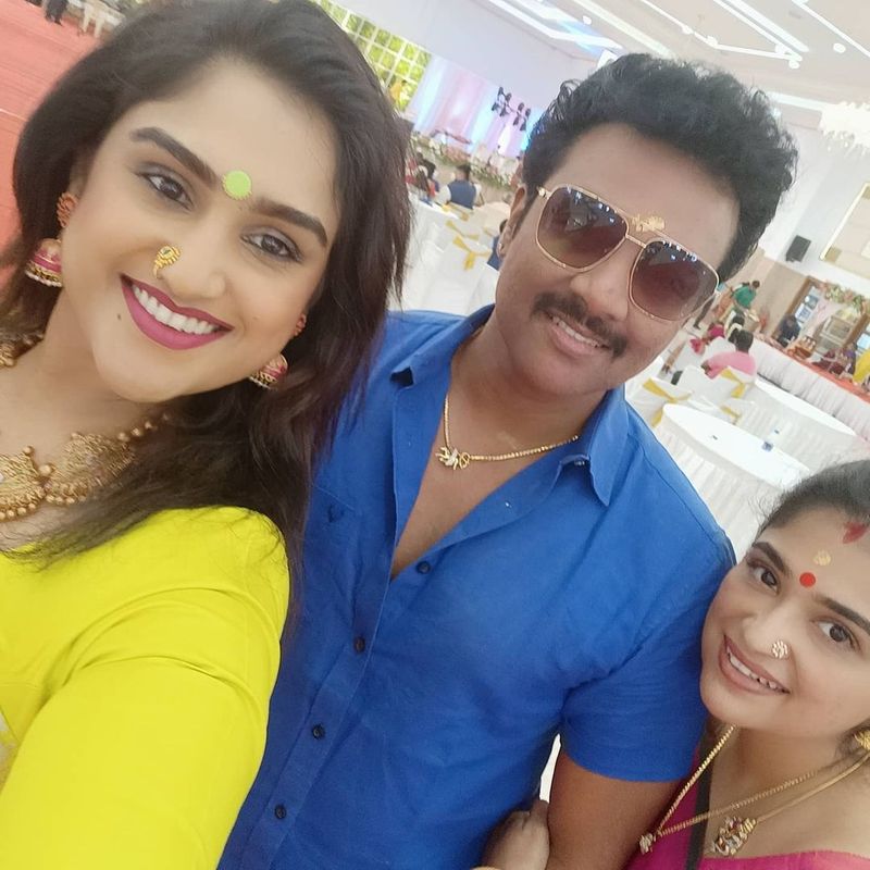 சஞ்சீவுடன் எடுத்த புகைப்படத்தை வெளியிட்டு தங்களுக்குள் இருக்கும் உறவு முறை குறித்து தெரிவித்து ஆச்சர்யத்தை ஏற்படுத்தியுள்ளார் வனிதா.