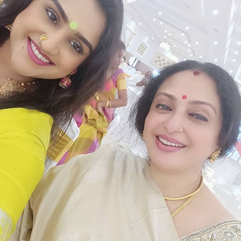 இந்த திருமணத்தில் பிரபல நடிகை சீதாவும் கலந்து கொண்டுள்ளார். அவருடன் வனிதா எடுத்து கொண்ட புகைப்படம் இதோ... 
