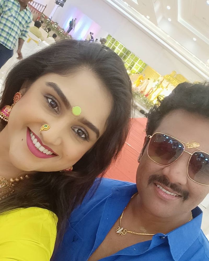 மேலும் இந்த விசேஷத்தின் போது பிரபல சின்னத்திரை நடிகர் சஞ்சீவுடனும் புகைப்படம் எடுத்து வெளியிட்டுள்ளார்.