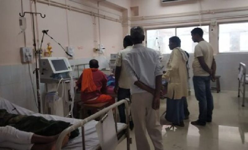 पिता दे रहे थे मुंह से सांस, तभी बेटे ने दांत से पापा को काटा - महिला अपने मृत बेटे के सीने पर सिर रख मातम मना रही थी। जो कोई भी उसकी ममता और दर्द देखता उसकी आंखों में भी आंसू आ जाते। वह बार-बार यही कह रही थी कि मेरे जिगर के टुकड़े जिंदा हो जा, एक बार तो उठ जा..वह चादर हटाती और बेटे का चेहरा चूमती। कुछ देर बाद शव में हलचल दिखी। यह देख लोग हैरान थे। पिता हितेश और परिवार के लोग अपने मुंह से बच्चे को सांस देने लगे। कुछ लोगों ने उसका सीना दबाना शुरू कर दिया। बताया जाता है कि इसी बीच बच्चे ने पिता के होंठ पर दांत गड़ा दिए। इसके बाद परिवार में खुशी लौट आई और वह उसे लेकर अस्पताल भागे। (प्रतीकात्मक फोटो)
