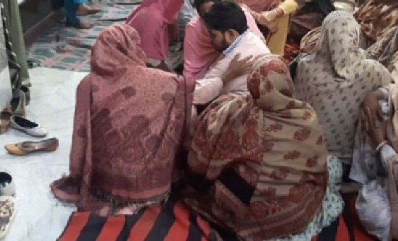 बेटे के शव से लिपट कहे जा रही थी मां बेटे जिंदा हो जा... रात हो जाने के चलते बच्चे का अंतिम संस्कार नहीं हो सका। परिवार ने बच्चे का शव बर्फ पर रखा। सुबह होते ही वह मासूम को दफनाने की तैयारी करने लगे। आसपास के लोग और रिश्तेदार सब आ चुके थे। अधिकतर लोग विश्राम घाट पहुंच भी गए थे। लेकिन जिस बेटे को 9 माह तक कोख में रखा और 6 साल तक उसकी किलकारी और मुस्कुराहट देख जीने वाली मां शव देने को तैयार नहीं थी। (प्रतीकात्मक फोटो)