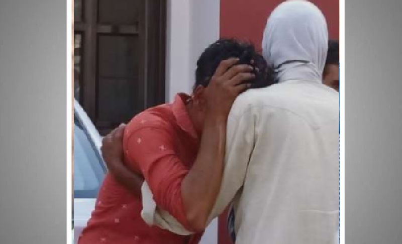 हर कोई इसे मां की ममता का चमत्कार बता रहा - 26 मई की रात बच्चे को लेकर अस्पताल पहुंचे लेकिन भर्ती करने से पहले डॉक्टरों ने साफ कह दिया कि उसके बचने की उम्मीद बहुत कम है। चमत्कार देखिए, इलाज होते हुए उसमें तेजी से रिकवरी शुरू हो गई। वह पूरी तरह से ठीक हो गया। मंगलवार को बच्चा ठीक होकर घर पहुंचा तो देखने वालों की भीड़ लग गई। हर कोई इसे मां की ममता का चमत्कार बताने में लगे हैं। (प्रतीकात्मक फोटो)