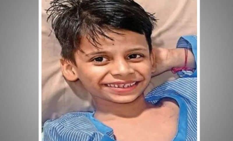 डॉक्टर कर चुके थे मृत घोषित, मां जिंदा लौटा लाई - दरअसल, यह अनोखा मामला बहादुरगढ़ के किले मुहल्ले का है। जहां दंपत्ति हितेश और जाह्नवी के बेटे को टाइफाइड हो गया था। वह रोहतक के एक निजी अस्पताल गए, लेकिन डॉक्टरों ने उन्हें दिल्ली जाने की सलाह दी। पति-पत्नी उसे दिल्ली ले गए। इलाज के दौरान डॉक्टरों ने 26 मई को बच्चे को मृत घोषित कर दिया। वह रोते-बिलखते बेटे का शव लेकर घर लौट आए।
