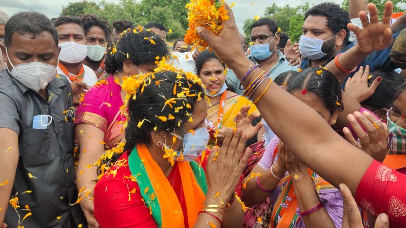 ఈటల జమున హుజురాబాద్ పర్యటన... ఘన స్వాగతం పలికిన మహిళలు