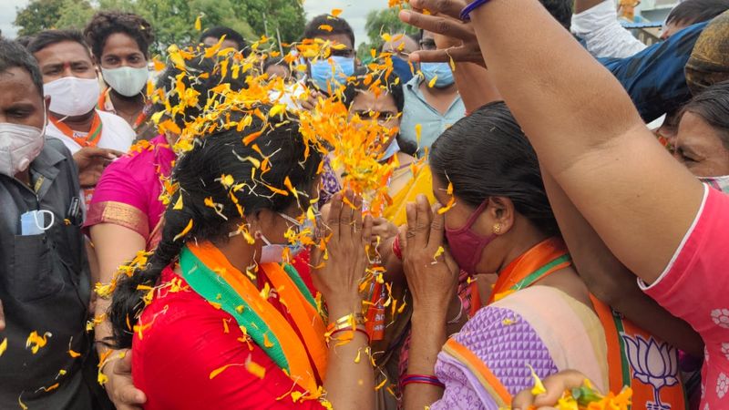 ఈటల జమున హుజురాబాద్ పర్యటన... ఘన స్వాగతం పలికిన మహిళలు