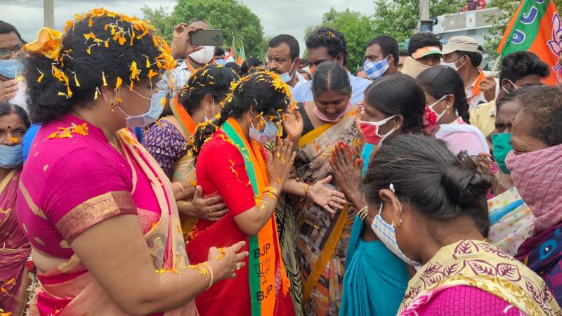 ఈటల జమున హుజురాబాద్ పర్యటన... ఘన స్వాగతం పలికిన మహిళలు