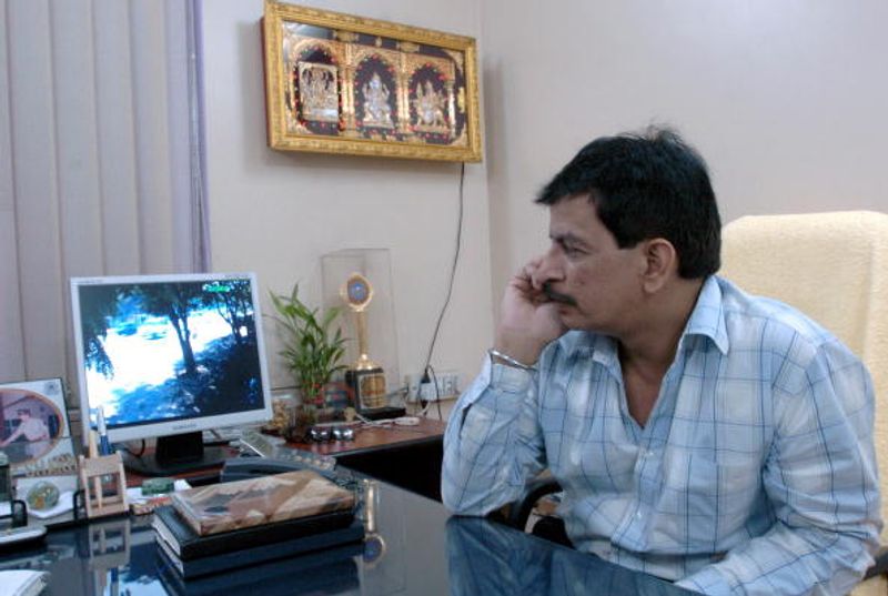 1990 में प्रदीप शर्मा ने बने एनकाउंटर स्पेशलिस्ट
प्रदीप शर्मा को मुंबई पुलिस में एनकाउंटर स्पेशलिस्ट के तौर पर जाना जाता था। ये उस ग्रुप में से हैं जिन्होंने 1990 के दशक में पुलिस एनकाउंटर में कई बदमाशों को मार गिराया।