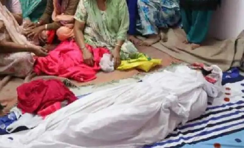 परिवर के लोगों का कहना है कि बेटे के हाथों में मेहंदी और शरीर पर हल्दी लग चुकी थी। वह अगले दिन उसकी बारात जाने वाली थी, लेकिन जिस दिन बारात निकली से उसी दिन हमें उसका अंतिम संस्कार करना पड़ा।
