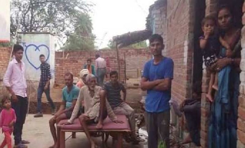 बता दें कि दूल्हा शादी वाले दिन अपनी चार साल की भांजी को पलंग पर सुला रहा था। इसी दौरान उसने कूलर चालू किया। लेकिन करंट लगते ही वह जमीन पर गिर पड़ा। परिजन आनन-फानन में अरविंद को पास के एक स्वास्थ केंद्र लेकर गए। लेकिन पहुंचते ही डॉक्टरों ने उसे मृत घोषित कर दिया।
