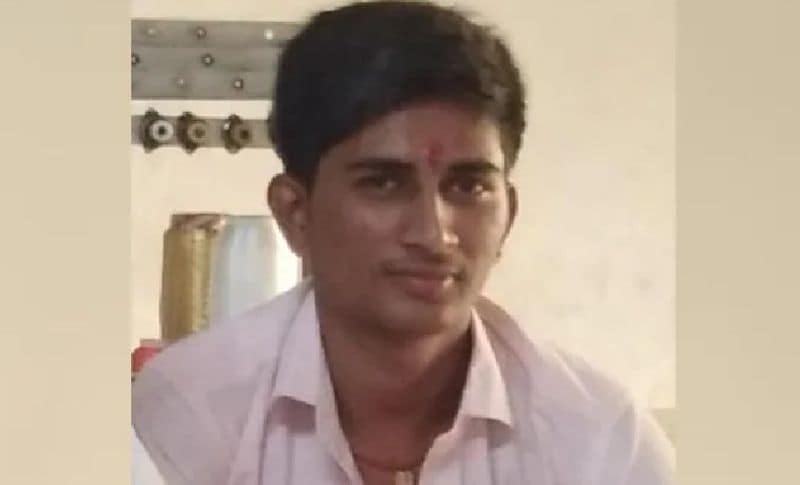 मृतक के छोटे भाई रमेश ने बताया कि अरविंद (22) की शादी बरहरा गांव के रहने वाले चुन्ना कुशवाहा की बेटी आशा के साथ के साथ तय हुई थी। दोनों लोग बहुत खुश थे। मेरा भाई अरविंद बीए करने के बाद सूरत में एक साड़ी कंपनी में काम करते थे।