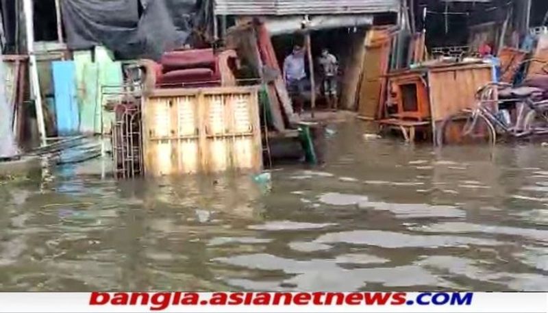  এছাড়াও কামারহাটি পৌরসভার বেশ কিছু এলাকা জলমগ্ন। স্থানীয় বাসিন্দাদের অভিযোগ অল্প বৃষ্টি হলেই এলাকা জলমগ্ন হয়ে পড়ে। ভোট আসে ভোট যায় কিন্তু এলাকা জলমগ্ন হলে স্থানীয় প্রশাসনের কেউ তাদের দেখতেও আসে না। আগামী কাল পরশু পর্যন্ত বৃষ্টি হয়ে চললে এই সমস্ত শিল্পাঞ্চল জুড়ে আরো ব্যাপক দুর্ভোগের মধ্যে পড়বেন বাসিন্দারা। 