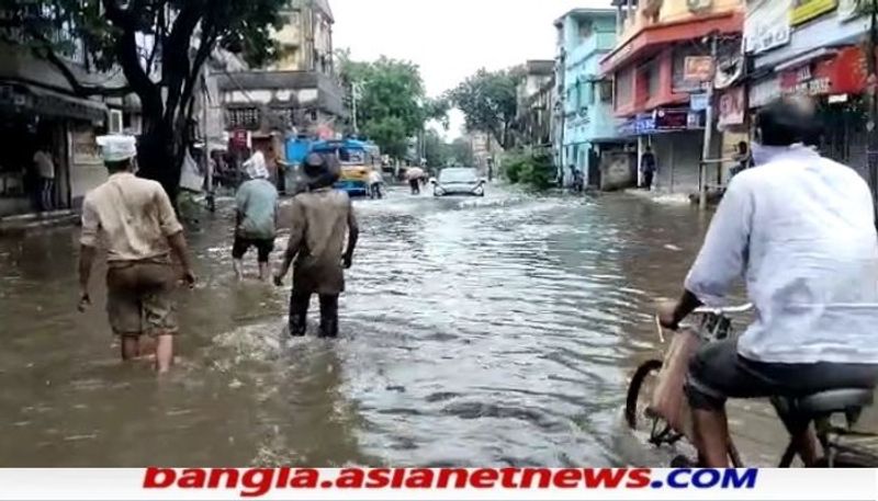 সারারাত এক টানা বৃষ্টির ফলে জলমগ্ন কামারহাটি ও পানিহাটি বিটি রোড সংলগ্ন এলাকা। বুধবার থেকে বৃষ্টির ফলে জলমগ্ন হয়ে পড়েছে কামারহাটি ও পানিহাটির বিটি রোড এলাকা। জল জমে থাকার ফলে ব্যস্ততম বিটি রোডের যান চলাচল ধীরগতিতে চলছে । কোথাও হাঁটুজল কোথাও গোড়ালি পর্যন্ত জমা জলের ফলে পথ চলতি সাধারণ মানুষদের যথেষ্টই অসুবিধায় পড়তে হচ্ছে । 