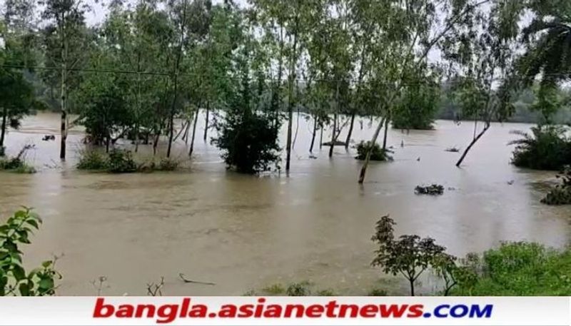 ফুসছে বাঁকুড়া শহর লাগোয়া গন্ধেশ্বরী ও দ্বারকেশ্বর নদী। গন্ধেশ্বরী নদীদ জল বাড়ার ফলে ছাতনা শুশুনিয়া রাস্তার গন্ধেশ্বরী নদীর উপর সেতু জলের তলায়।
