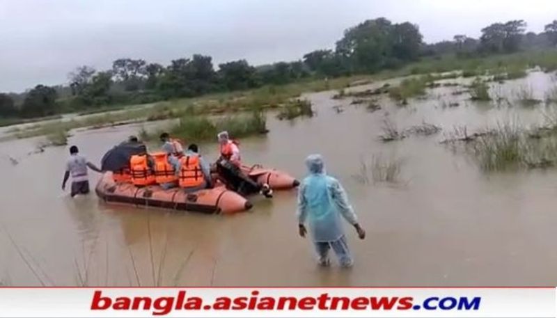  বিভিন্ন প্রান্তের বৃষ্টির জমা জল নদীতে নামতে শুরু করায় দ্রুত হারে জেলার নদীগুলির জল বিপদসীমার উপর দিয়ে বয়ছে। শীলাবতি নদী পেরোতে গিয়ে জলের স্রোতে ভেসে তলিয়ে গেল এক গ্রামবাসী। সিমলাপাল থানার ধুলাইপুর গ্রামের এক গ্রামবাসী। তার খোজে নেমেছে বিপর্যয় মোকাবিলা দল।
