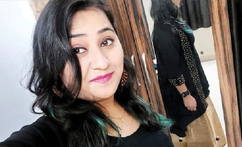 दरअसल, यह पूरा मामला आरटीआई कार्यकर्ता आनंद दीक्षित ने उजागर किया है। उन्होंने बुरहानपुर जिला कलेक्टर प्रवीण सिंह को शिकायत कर बताया कि साल 2018-2019 में बोरबन तालाब निर्माण में सरकार ने 15 करोड़ रुपए खर्च किए थे। जिसमें से आधी राशि निर्माण और आधी राशि मुआवजे पर दी गई। वहीं किसान रामेश्वर कल्लू की 15 एकड़ जमीन शामिल थी, जिसे मुआवजे की राशि मिलना थी। लेकिन अधिकारियों ने मिलीभगत से उसके नाम का एक फर्जी खाता जिला सहकारी केंद्रीय बैंक मर्यादित खंडवा में खोल लिया और पैसे जमा करते ही उसके खात से 42 लाख रुपए निकाल लिए।
