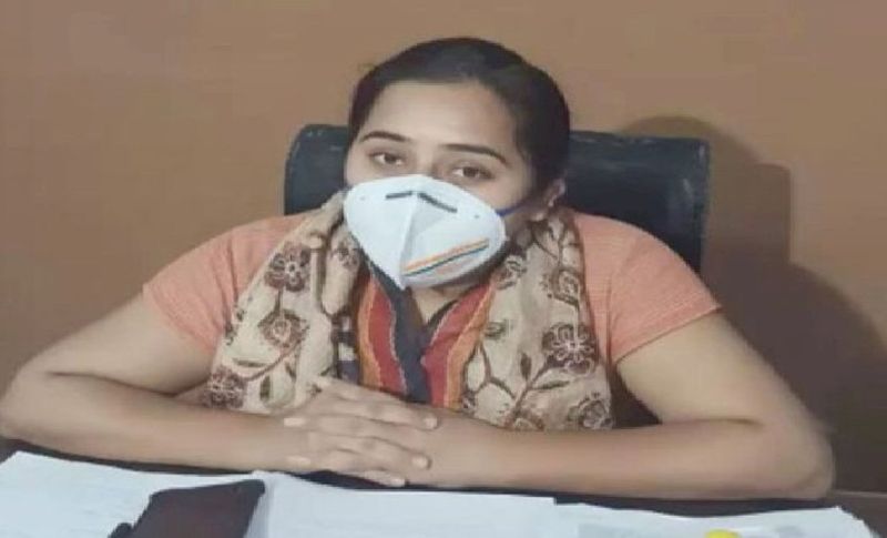 बता दें कि विशा माधवानी के परिवार में टोटल पांच लोग हैं। उनका एक छोटा भाई व एक बड़ी बहन है। बहन की अहमदाबाद में है, जिसकी शादी हो चुकी है। वहीं भाई इंदौर से लॉ की पढ़ाई कर रहा है और मां धारा व पिता मनोहर माधवानी।