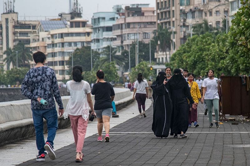 मीटिंग में शामिल होने वाले एक वरिष्ठ अधिकारी ने कहा, अनियंत्रित भीड़ और कोविड प्रोटोकॉल न मानना काफी चिंताजनक है। यहां तक कि मुंबई में समय निर्धारित किया गया है, इसके बाद भी पूरे दिन आवाजाही होती है।