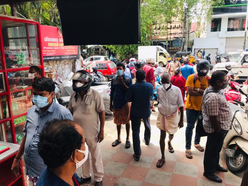 শনিবারের স্বাস্থ্য ভবনের করোনা বুলেটিন অনুযায়ী, একদিনে বাংলায় করোনা আক্রান্ত ৮৯৯ জন। পশ্চিমবঙ্গে এই অবধি মোট অ্য়াক্টিভ আক্রান্তের সংখ্য়া কমে ১৩,৩৩৩ জন।
