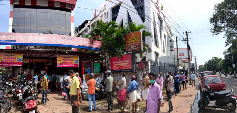 ബെവ്ക്യു ആപ്പ് വഴി ബുക്ക് ചെയ്തവര്ക്ക് മാത്രമായി മദ്യവിൽപ്പന പരിമിതപ്പെടുത്താനായിരുന്നു സര്ക്കാര് ആദ്യം തീരുമാനമെങ്കിലും പ്രായോഗിക പ്രശ്നങ്ങൾ മുൻനിർത്തി പിന്നീടത് വേണ്ടെന്ന് വയ്ക്കുകയായിരുന്നു. 