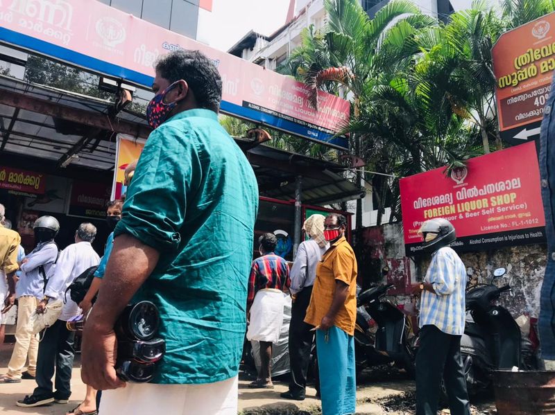 കൊവിഡ് പ്രോട്ടോകോളും സാമൂഹിക അകലവും കര്ശനമായി നടപ്പാക്കണമെന്ന് എക്സൈസ് കമ്മീഷണര് നിര്ദ്ദേശം നൽകിയിട്ടുണ്ട്. എല്ലാം ബെവ്കോയ്ക്ക് മുന്നിലും പൊലീസ് സാന്നിധ്യവുമുണ്ടായിരുന്നു. 