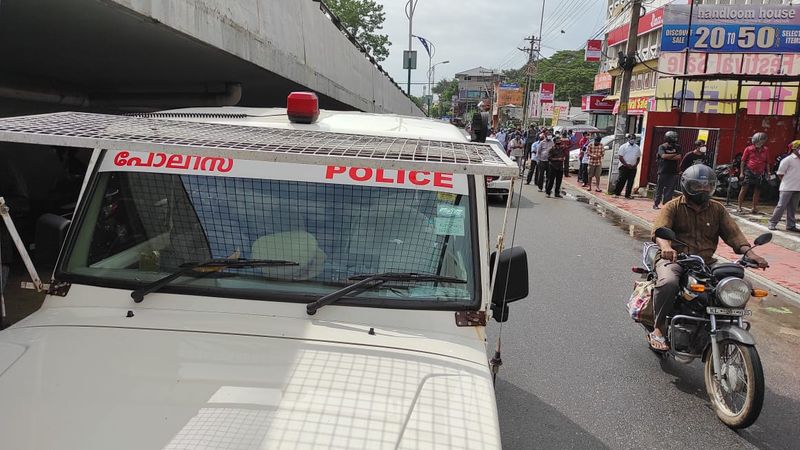 ഒന്നരമാസത്തിന് ശേഷം വില്പ്പനശാലകള് തുറന്നതിലും, ആപ്പ് വഴിയുള്ള ബുക്കിംഗ് ഒഴിവാക്കിയതിലും സമ്മിശ്ര പ്രതികരണമാണ് ജനങ്ങൾക്കിടയിൽ നിന്ന് ഉയരുന്നത്.