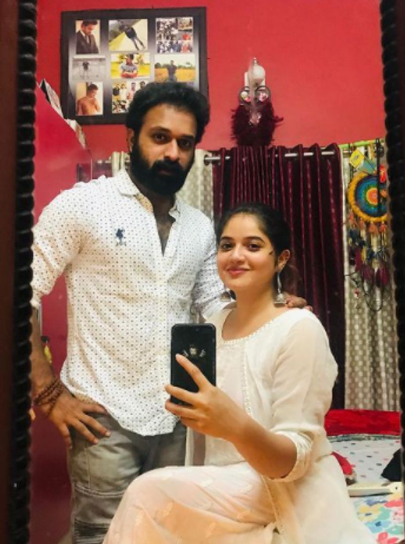 ഓരോ നിമിഷവും എന്റെ ഹൃദയത്തിന്റെ ഓരോ ഭാഗത്തും ഞാൻ നിന്നെ സ്നേഹിക്കുന്നുവെന്ന് മറ്റൊരു ഫോട്ടോയ്ക്ക് ക്യാപ്ഷൻ എഴുതിയിരിക്കുന്നു.