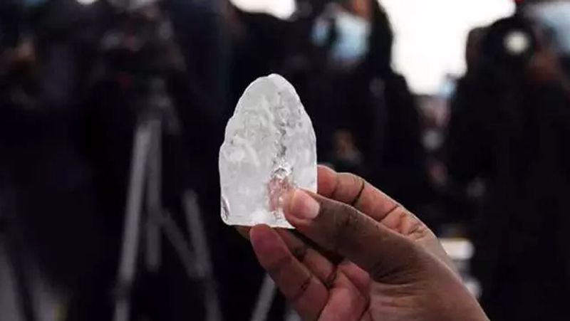 क्योंकि महामारी ने उत्पादन और मांग दोनों को प्रभावित किया। में देवस्वाना ने 23 मिलियन कैरेट के उत्पादन को 38% तक बढ़ाने की योजना बनाई है। क्योंकि वैश्विक डायमंड और यात्राएं फिर से शुरू होने के साथ ज्वैलर्स की डिमांड बढ़ सकती है। 
