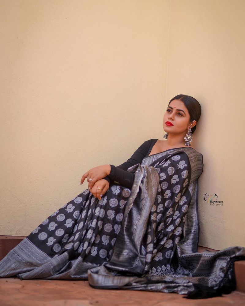 చిన్న చిన్న సినిమాలతో కెరీర్ని లాక్కొస్తుంది. అయితే గ్లామర్ విషయంలో తాను ఏమాత్రం తగ్గదు పూర్ణ. హాట్ హాట్ అందాలను ఎంత వరకు చూపించాలో అంత వరకు చూపించడంలో వెనకాడదు.