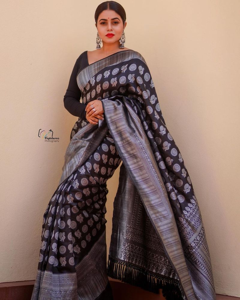 తాజాగా శారీలో ఫోటోలకు పోజులిచ్చింది పూర్ణ. గ్రే కలర్ శారీలో ట్రెడిషనల్ లుక్లో హోయలు పోయింది. అయితే ఇందులో కాస్త దిగాలుగా కనిపిస్తుంది పూర్ణ.