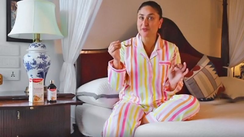 वीडियो में करीना कपूर बड़े से बेड पर बैठी नजर आ रही हैं जो लाल लकड़ी से बना हुआ है। उनके बगल में बेडसाइड टेबल रखी है और उस पर लैंप लगे हुए हैं। बेड के ऊपर व्हाइट कलर के ड्रेप्स लटके हैं, जिसकी मैचिंग के पिलो कवर दिख रहे हैं।