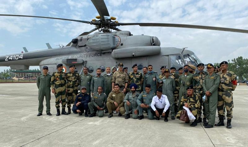 బీఎస్ఎఫ్ జవాన్లతో అక్షయ్ కుమార్.