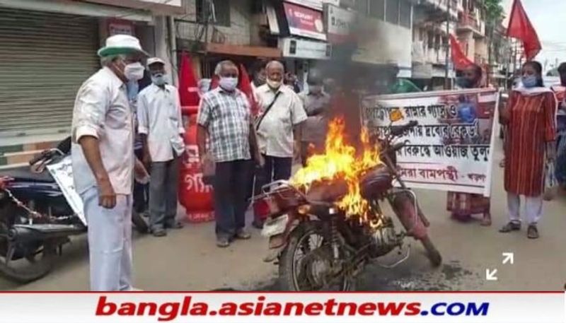  পেট্রোল ডিজেলের মূল্যবৃদ্ধির প্রতিবাদ জানিয়ে একটি পুরোনো গাড়িকে আগুন লাগিয়ে দিল এবং অন্য একটি নতুন গাড়িকে ফুলমালা দিয়ে তাঁকে তুলে রাখল। 