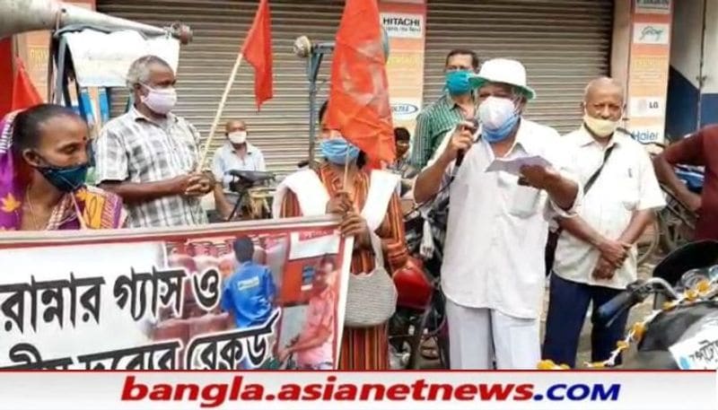  'লকডাউনের জেরে মধ্যবিত্ত ও গরিব পরিবারদের একেবারে কোমর ভেঙে গিয়েছে। ' এমনটাই দাবি বামেদের। 