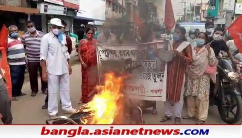 জ্বালানীর মূল্যবৃদ্ধিতে প্রতিবাদে বামেরা। বৃহস্পতিবার পুলিশ ফাঁড়ির বাইরেই পেট্রোল ডিজেলের মূল্যবৃদ্ধির প্রতিবাদ জানিয়ে একটি বাইকে আগুন লাগিয়ে প্রতিবাদ জানাল বামপন্থী কর্মী সমর্থকেরা ।