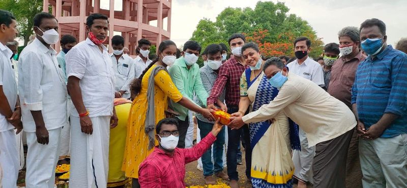 నగరి మున్సిపాలిటీ పరిధి సత్రవాడ సచివాలయ భవనానికి సమీపంలో (18వ వార్డు నందు) 80 లక్షల రూపాయలతో నిర్మించనున్న వైయస్సార్ పట్టణ ప్రాథమిక ఆరోగ్య కేంద్రం వెల్నెస్ సెంటర్ భవన నిర్మాణానికి భూమి పూజ చేసిన ఎమ్మెల్యే ఆర్కే రోజా