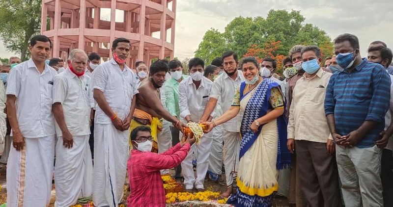 భూమిపూజ కార్యక్రమంలో ఎమ్మెల్యే రోజా, వైసీపీ నేతలు