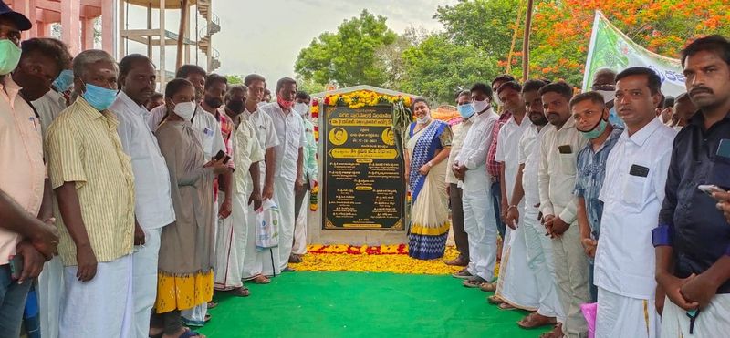 శిలాఫలాకాన్ని ఆవిష్కరిస్తున్న ఎమ్మెల్యే రోజా